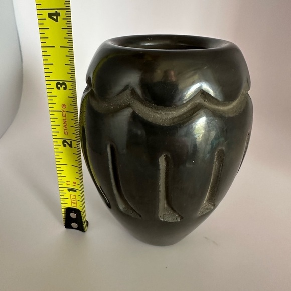Santa Clara Pueblo Blackware Pottery by Elaine Salazar โ 3.5" Carved Vase - Picture 11 of 12